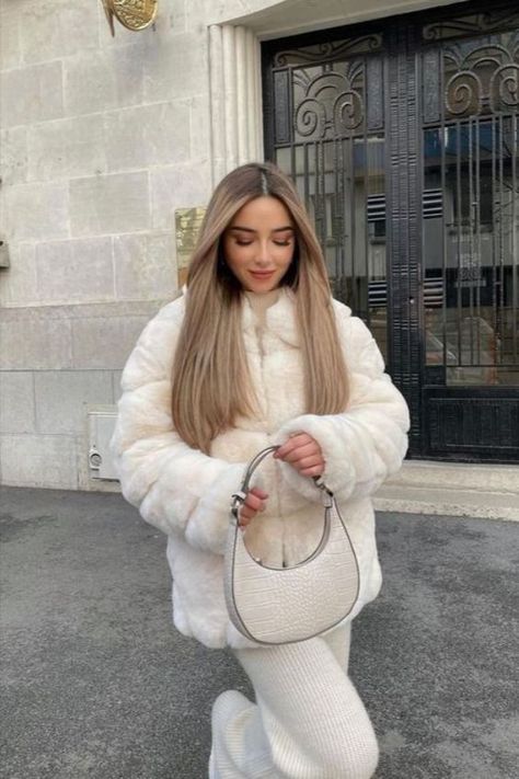 White Fluffy Jacket Outfit, Fluffy Coat Outfit, Fluffy Jacket Outfit, Outfit Nieve, Snow Outfits For Women, White Fur Jacket, Branded Outfits, Winter Fur Coats, Fluffy Coat