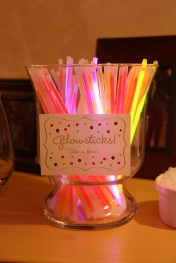 Brilliant and easy for your party guests on the night of New Years Eve. Glow bracelets!: http://www.flashingblinkylights.com/light-up-products/glow-bracelets.html Kids New Years Eve, New Years Eve Day, Ornaments Ideas, Ornament Garland, Pom Garland, Sweet Sixteen Parties, Winter Craft, Diy Snowman, Nye Party