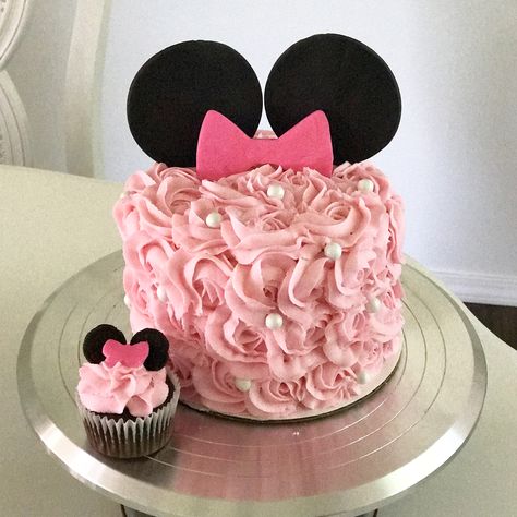 Minnie Mouse mini cake and cupcakes Minnie Mouse Cake Homemade, Simple Minnie Mouse Cake, Mini Cake And Cupcakes, Mini Mouse Pink Cake, Disney Wedding Favors, Minnie Mouse Cake Pops, Cow Birthday Cake, Minni Mousse Cake, Minnie Mouse Boutique Cake