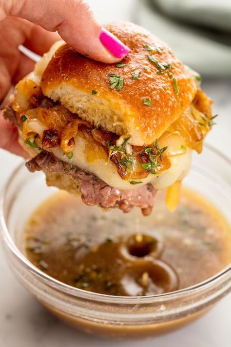 Best French Dip Sliders - How to Make French Dip Sliders Super Bowl Party Menu, Leftover Roast Beef Recipes, French Dip Sliders, Super Bowl Menu, Roast Beef Sliders, Leftover Roast Beef, Zucchini Feta, Bowl Party Food, Beef Sliders