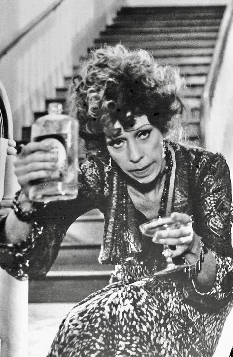 Carol Burnett as Miss Hannigan in “ANNIE” (Columbia Pictures, 1982) Directed by John Huston. Miss Hannigan, Funny Quotes Humor, Carol Burnett, Teacher Memes, Quotes Humor, Quotes Disney, Boyfriend Humor, Retro Humor, Trendy Quotes