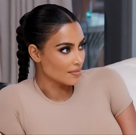 Kim Kardashian Ponytail, Kim Kardashian Braids, Kardashian Braids, Woman Images, Kim Kardashian Makeup, Kim Kardashian Hair, Looks Kylie Jenner, Kardashian Hair, Pic Beautiful