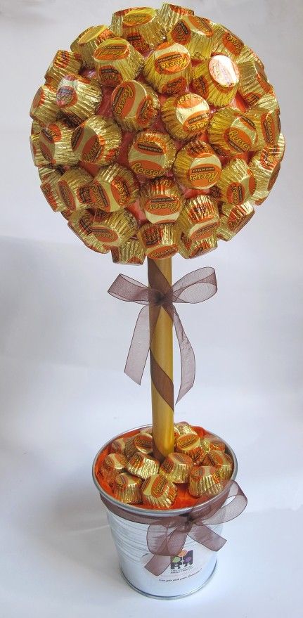 Large Reeses Miniature Peanut Butter Cups Overgrown Forest, Candy Centerpiece, Candy Arrangements, Candy Tree, Sweet Trees, Reeses Cups, Lush Lawn, Candy Cakes, Magic Garden