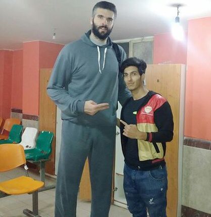 When you are over 6'1" tall, but you are still very short compared to your 7'6" tall friend. Short Friend, Tall Friends, Tall And Short, Friend Memes, Pic Pose, Daily Funny, Friend Poses, Best Friend Pictures, Friends Poses