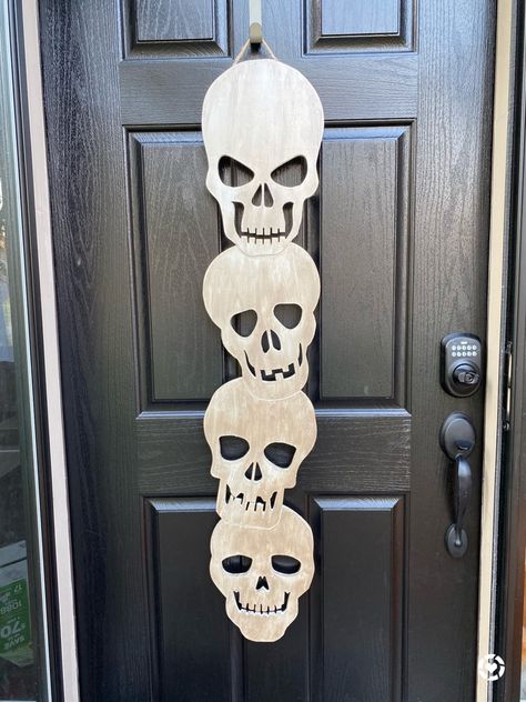 Skull Door Hanger, Wood Halloween Decorations, Minion Art, Scary Halloween Decorations Diy, Goat Art, Door Crafts, Halloween Door Hangers, Halloween Wood Crafts, Cricut Halloween