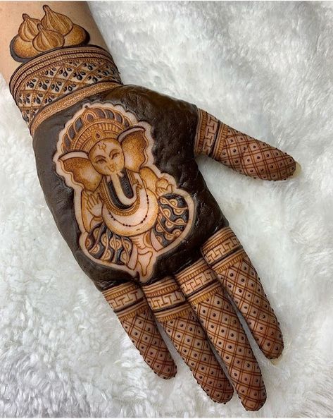 Ganesha mehndi  design🥰 Ganesha Mehndi Design, Mehndi Event, Traditional Mehndi Designs, Baby Mehndi Design, Mehndi Wedding, Ganpati Ji, Modern Henna, Mehndi Designs Bridal Hands, Modern Henna Designs