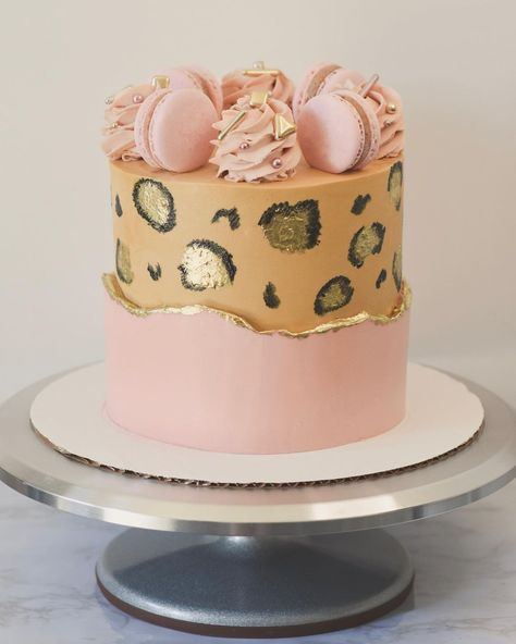 Animal Print Cakes, Cheetah Print Cake, Cheetah Birthday Cakes, Cheetah Print Cakes, Cheetah Cake, Leopard Cake, Cheetah Birthday, Professional Cakes, Animal Print Cake