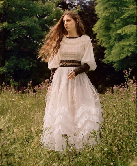 The Antidote To Civilisation | Wonderland Magazine - Wonderland Magazine Birdy Singer, Horror Photography, Wonderland Magazine, Flying High, Pretty Females, 10 Million, Female Singers, Birdy, Spring Dresses