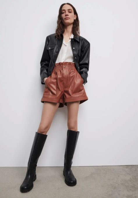 Leder Shorts Outfit, Leather Shorts Outfit, Faux Leather Shorts, Gingham Shorts, Look Short, Zara Leather, Zara Shorts, Cold Weather Outfits, Stripe Skirt