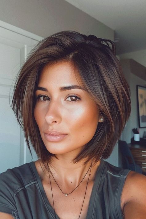 Keep cool and look fabulous with short hairstyles perfect for the summer heat. These styles are not only trendy but practical for warmer weather. Hairstyles Model, Model Hairstyle, Rambut Brunette, Kadeřnické Trendy, Popular Short Hairstyles, Styles Braids, Vlasové Trendy, Haircuts For Medium Hair, Bridal Hairstyles