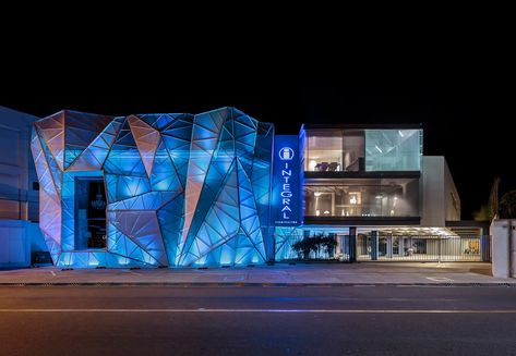 8 Tensile Façades That Stretch the Limit - Architizer Journal Nightclub Exterior Design, Retail Facade, Factory Architecture, Tensile Structures, Nightclub Design, Facade Lighting, Minimal House Design, Commercial Building, Modern Hotel