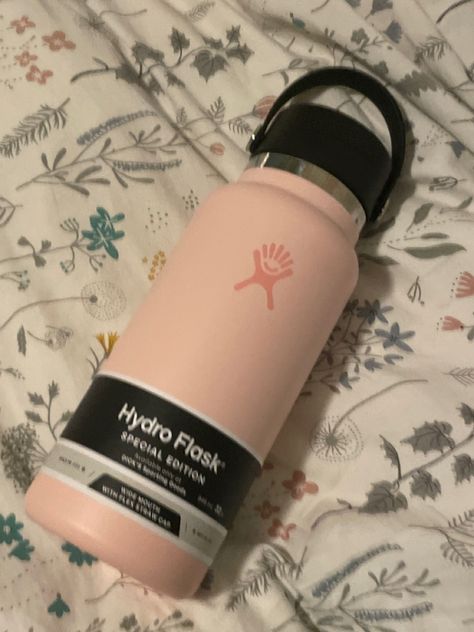 Flask Aesthetic, Pink Hydro Flask, Trendy Water Bottles, Cute Water Bottles, Pastel Pink Aesthetic, Water Bottle Design, Pink Girly Things, Healthy Lifestyle Inspiration, Hydro Flask