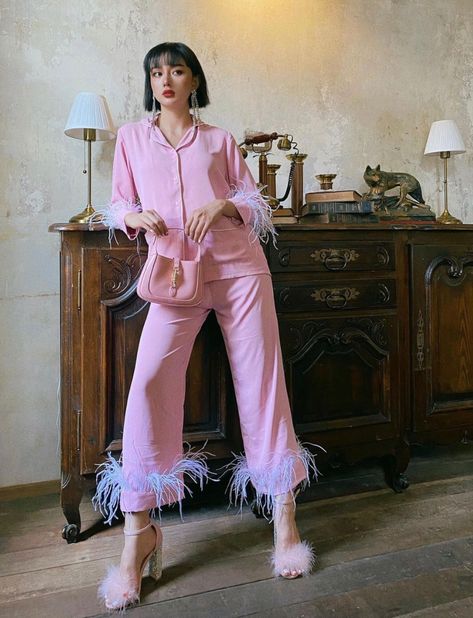 Pink Feather Outfit, Pink Bag Outfit, Pink Bags Outfit, Birthday Pajamas, Feather Outfit, Blogger Street Style, Harry Styles Concert, Bag Outfit, Glam Outfit