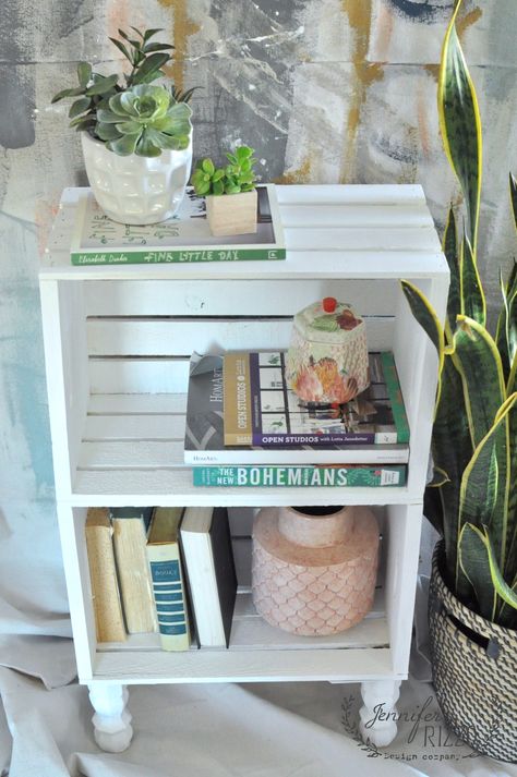 I love this idea of using craft store crates to make a fast and inexpensive side table or book case! Crate Side Table, Reka Bentuk Dalaman, Diy Crate, Diy Regal, Crate Diy, Crate Shelves, Crate Furniture, Wood Crates, Diy Pallet