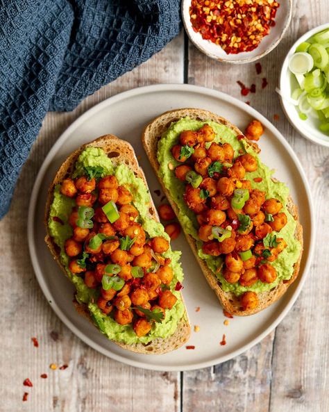 Spicy Vegan Breakfast, Avocado Toast Variations, Savoury Breakfast Ideas Vegan, Breakfast Sandwich Vegan, Spicy Avocado Toast, Avocado Toast Vegan, Savoury Vegan Breakfast, Breakfast Toast Ideas Healthy, Vegan Toast Ideas