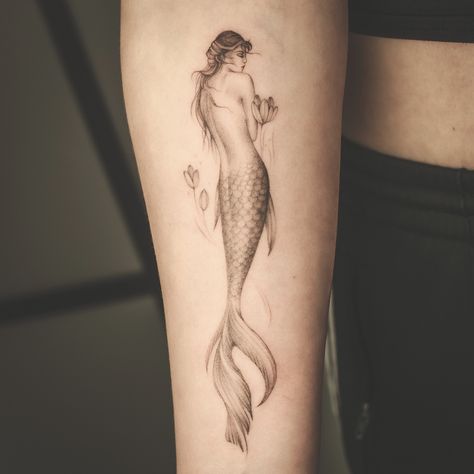 Water Tatoos, Tiny Tattoos Mermaid, Mermaid Siren Tattoo Designs, Fine Line Mermaid Tattoo, Back Of Arm Mermaid Tattoo Women, Siren Mermaid Tattoos, Shoulder Blade Tattoos For Women, Fine Line Siren Tattoo, Mermaid Tattoo Designs Sirens