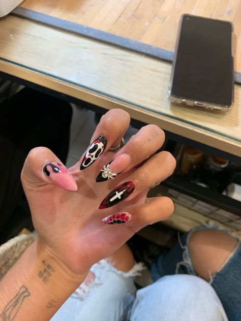 Mismatched scream halloween nails, im obsessed 👻 Scream Halloween Nails, Scream Halloween, Im Obsessed, Halloween Nail, Halloween Nails, Scream, Nails, Halloween