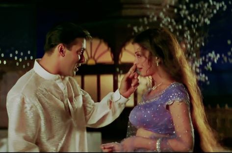 Chand Chupa Badal Mein Dress, Retro Bollywood Outfits, Aisha Ahmed, Bollywood Aesthetic, 90s Bollywood Aesthetic, Old Film Stars, Retro Bollywood, 90s Bollywood, Bollywood Couples