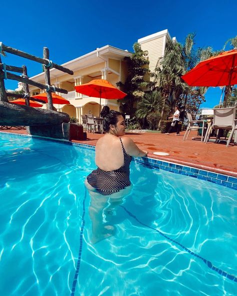 En la playa o en la piscina siempre deja tiempo para una foto cool. #inspo #gorditas #playa Pool Poses Photo Ideas Plus Size, Pool Poses, Swimming Pool Photos, Pool Photography, Summer Picture Poses, Photo Recreation, Pool Picture, Pool Fashion, Beach Photography Poses