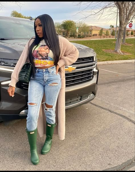 Shark Boots Outfit Black Women Winter, Hunter Boots Outfit Black Women, Rain Boots Outfit Black Women, Rainboots Outfit Black Women, Lock Boots Outfit, Outfits With Hunter Boots, Rain Boots Outfit, Chic Black Outfits, Hunter Boots Outfit