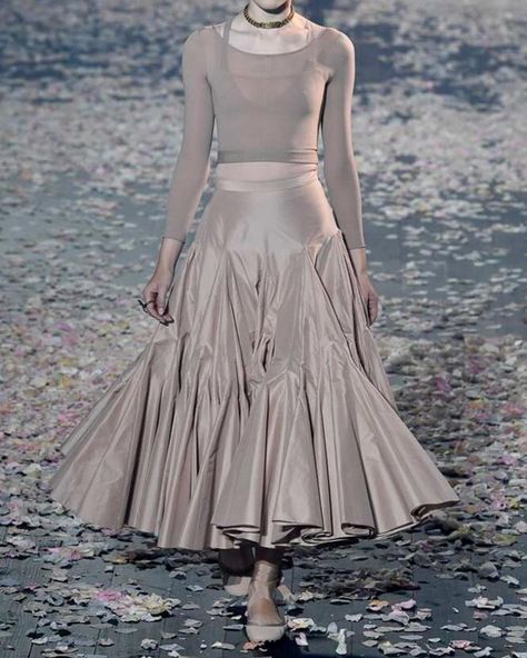 VintageCaf on Instagram: “My top pick from the #Dior spring 2019 runway. This gorgeous voluminous skirt. #swish swish” Godet Skirt, Voluminous Skirt, 2019 Runway, Fashion Model Poses, Fashion Fantasy, Christian Fashion, Christian Dior Fashion, Gowns Of Elegance, Abayas Fashion