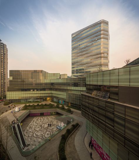 Raffles City Ningbo / SPARK, © Fernando Guerra / FG+SG Architectural Buildings, Shopping Mall Design, Mall Facade, Building Skin, Mall Design, Interesting Buildings, High Rise Building, Commercial Architecture, Building Facade