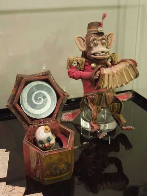 Vintage toy props from The Conjuring Ed E Lorraine Warren, Antique Music Box, Film Costumes, Creepy Carnival, Halloween Circus, Creepy Toys, Creepy Vintage, A Monkey, Wind-up Toys