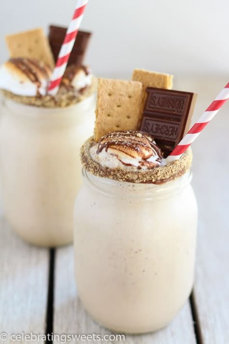 Smores Milkshake, Milkshake Recipe Without Ice Cream, Marshmallow Milkshake, Monster Shakes, Yummy Milkshake Recipes, Apple Cranberry Crisp, Fancy Deserts, Celebrating Sweets, Homemade Milkshake