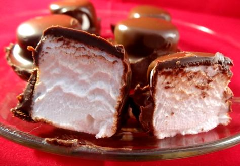 Easy To Make No Bake Marshmallow Puffs Chocolate Cube, Homemade Marshmallow Recipe, Chocolate Dipped Marshmallows, Vanilla Marshmallows, Chocolate Covered Marshmallows, Gourmet Cakes, Marshmallow Treats, Candy Popcorn, Recipes With Marshmallows