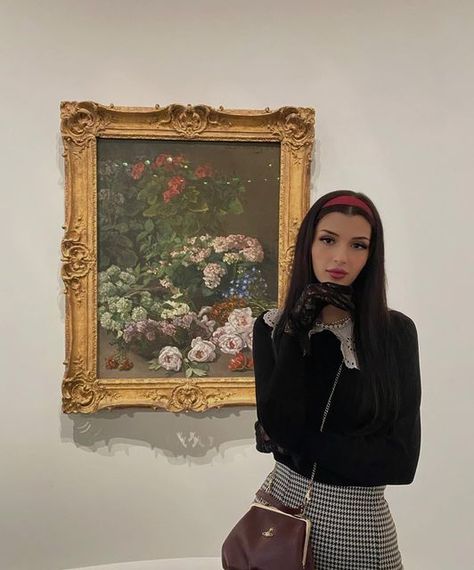 𝐀𝐥𝐞𝐬𝐬𝐢𝐚 on Instagram: "look like snow white but think like the evil queen" The Evil Queen, Dark Feminine Aesthetic, Instagram Look, Evil Queen, Feminine Aesthetic, Senior Photos, Drawing Reference, Mona Lisa, Style Me