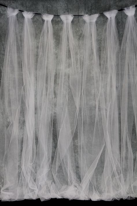 Photo back drop. Wonderful and so simple! could add light strings down each section as well Halloween Fotos, Dekorasi Halloween, Diy Photography Props, Photo Props Diy, Halloween Photo Booth, Diy Photo Backdrop, Diy Props, Photo Backdrops, Hemma Diy