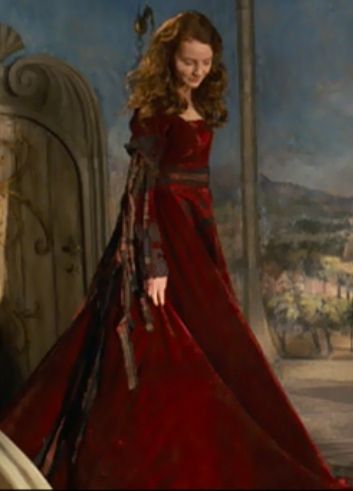 Secret of Moonacre. I love the costumes in that movie. The Secret Of Moonacre Maria, Secret Of Moonacre Dress, The Secret Of Moonacre Costumes, Castle Dresses, Secret Of Moonacre, The Secret Of Moonacre, Romantic Medieval, Stage Costume Design, Court Gown