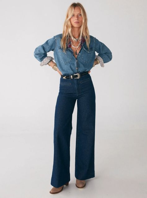 Maison hotel inspo AW23 Jean On Jean Outfit Denim, 70s Jeans Outfit, Casual 70s Outfits, 70s Outfit Inspiration, High Rise Jeans Outfit, Looks Total Jeans, Denim Outfit Women, Looks Camisa Jeans, Denim Outfit Fall