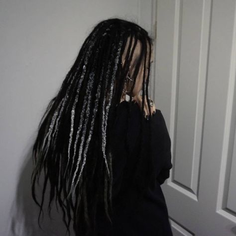 Black And White Dreadlocks, Black And White Dreads, Red Synthetic Dreads, Burgundy Dreads, Style Dreadlocks, Black Dreadlocks, Red Dreadlocks, Goth Hairstyles, White Dreads