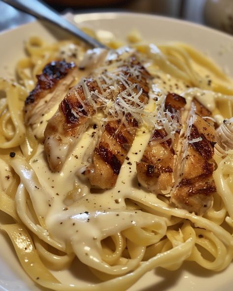 Italian Pasta With Chicken, Chicken Season, Best Freeze Dried Food, Chicken Fettuccine Alfredo, Chicken Fettuccine, Pasta Water, Fettuccine Pasta, Soul Food Dinner, Fettuccine Alfredo