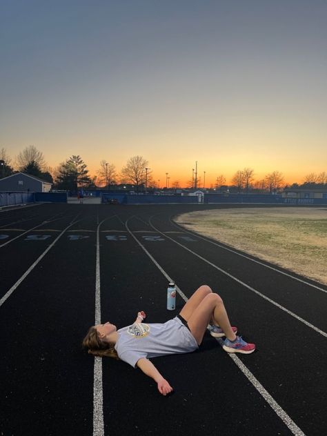 Outdoor Track Aesthetic, D1 Athlete Aesthetic, Track Girl Aesthetic, Endurance Running, Hilarious Puns, Running Aesthetic, Track Pictures, Track And Field Athlete, Endurance Workout