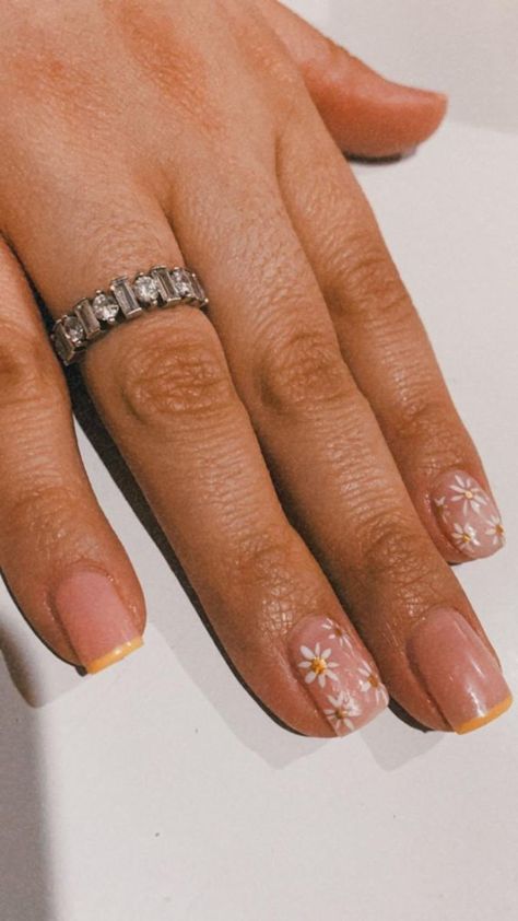 #daisy #nails #yellow #aesthetic Daisy Nails Yellow, Daisy Nails Short, Short Daisy Nails, Hawaii Nails, Shellac Nail Colors, Daisy Nail Art, Engagement Nails, Nails Yellow, S Nails