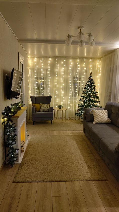 Winter Room Decor Aesthetic, Cozy Christmas Living Room, Easy Room Decor, Christmas Apartment, House Arch Design, Christmas Decorations Bedroom, Apartment Aesthetic, Christmas Living Rooms, Christmas Decorations For The Home