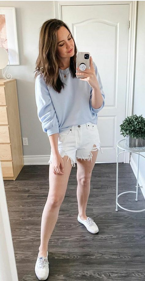 Keds Shoes Outfit Casual, Everyday White Summer Shorts, Keds Champion Outfit, Korean White Shorts Outfit, White Keds Outfit, Keds Shoes Outfit, Keds Outfit, Claudia Lars, Keds Outfits