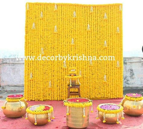 Simple Haldi Decoration At Home, Mandap Backdrop, Wedding Invitations Peach, Mangala Snanam, Haldi Decorations, Mehandi Decor, Peach Weddings, Haldi Ceremony Decorations, Coconut Decoration