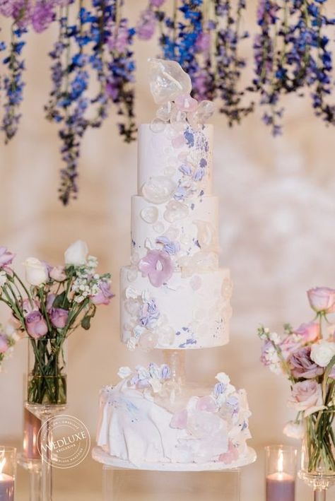 Rachel Clingen, Wedding Cakes Lilac, Light And Airy Wedding, Lavender Uses, Airy Wedding, Purple Wedding Cakes, Simple Elegant Wedding, Magic Cake, Lilac Wedding