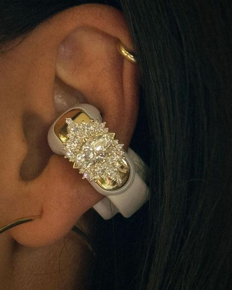 Merging tech and fashion - #Bose collaborates with jewellery designer @maggisimpkins who has worked with Billboard on custom earbuds for emerging artist and influencer kenzie! The exclusive, custom Bose Ultra Open Earbuds were built with 14k yellow gold and finished with a stunning arrangement of diamonds 🤩 Bose Open Earbuds, Bose Ultra Open Earbuds, Bose Earbuds, Bose Earphones, Beats Earbuds, Future Jewelry, Air Pods Case, 17th Birthday Ideas, Bose Headphones