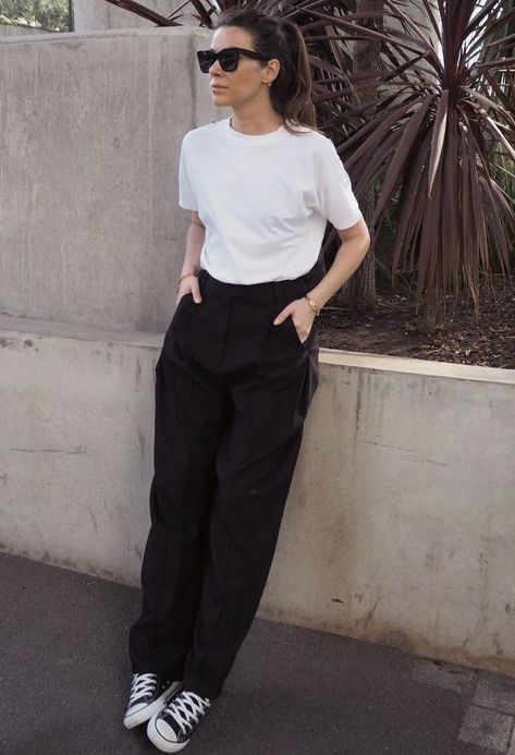 Normcore Work Outfit, White Tshirt And Pants Outfit Women, Basic Black And White Outfits, Minimalist Black And White Outfit, Minimalist Tomboy Outfits, Minimalist Tomboy Style, Boyish Work Outfit, White Tshirt Black Pants Outfit Women, Boyish Chic Outfits