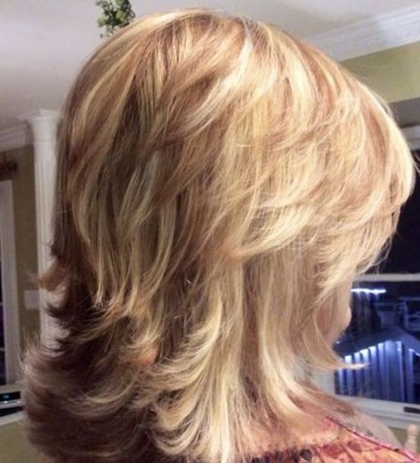 Medium Hair Layered Haircuts For Women, Over 60 Bob Hairstyles For Women, Layered Hair Cuts For Thinner Hair, Feather Haircut Medium, Rachel Hairstyle, Feathered Hairstyles Medium, Feathered Haircut, Shag Haircuts For Women, Short Stacked Hair