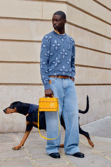 Louis Vuitton Resort 2025 Menswear
https://www.vogue.com/fashion-shows/resort-2025-menswear/louis-vuitton/slideshow/collection#21 Louis Vuitton Menswear, Lv Men, Louis Vuitton Men, Street Fashion Men Streetwear, Pharrell Williams, Shearling Jacket, Mens Streetwear, Men's Collection, Boy Fashion