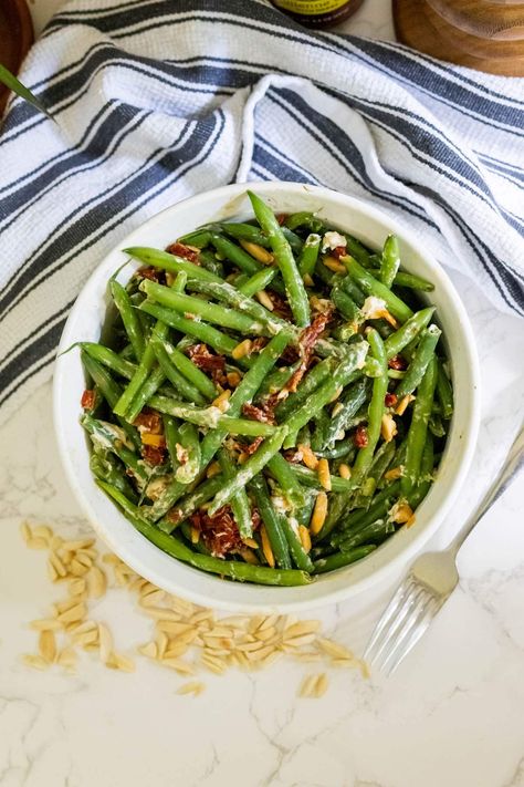 Cheesy Sun-Dried Tomato Green Beans - Sweet Cs Designs Pickled Recipes, Cheesy Green Beans, Green Beans Side, Jambalaya Recipe Easy, Sweet Potato Chips Baked, Blanching Green Beans, Schnitzel Recipes, French Green Beans, Cooking Green Beans