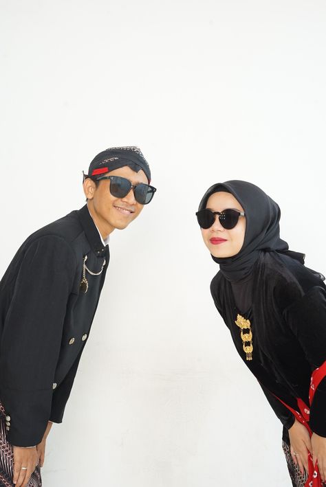 Prewedding Adat, Foto Prewedding, Adat Jawa, Batik Clothing, Pre Wedding Photoshoot Outfit, Couple Shots, Pre Wedding Poses, Pre Wedding Photoshoot, Photoshoot Outfits