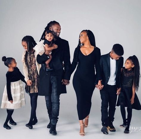 Family Portrait Outfits, Cute Family Pictures, African American Family, Fall Family Photo Outfits, Family Photoshoot Outfits, Family Christmas Pictures, Black Family, Family Photo Pose, Family Holiday Photos