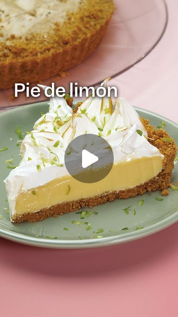 BUENAZO! on Instagram: "El favorito de muchos: PIE DE LIMÓN 🍋, un POSTRE buenazo y FÁCIL de preparar.😋

Ingredientes:
Base de galletas:
•150 gramos de galletas de vainilla
•7 cucharadas de mantequilla derretida
Relleno:
•4 yemas de huevo
•2 latas de leche condensada (800 mililitros)
•1⁄2 taza de jugo de limón (15 unidades aprox.)
•1 cucharadita de vainilla 
Merengue suizo:
•180 gramos de clara de huevo
•360 gramos de azúcar blanca
•1 cucharadita de vainilla
Para decorar (opcional):
•Ralladura de limón

Receta completa: https://buenazo.pe/recetas/dulces-y-postres/receta-pie-limon-merengue-facil-paso-paso-41

#piedelimón #postres #postredelimon #postreperuano #Buenazo" Lemon Pie Receta, Lemon Pie, Chocolate Tart, Yummy Food Dessert, Red Velvet, Tart, Dessert Recipes, Lemon, Pie