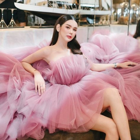 Studio Gown Photoshoot, Vogue Poses, Barbie Closet, Rose Gold Bridesmaid Dress, Debut Photoshoot, Virtual Background, Chiffon Party Dress, Asian Bridal Dresses, Asian Wedding Dress